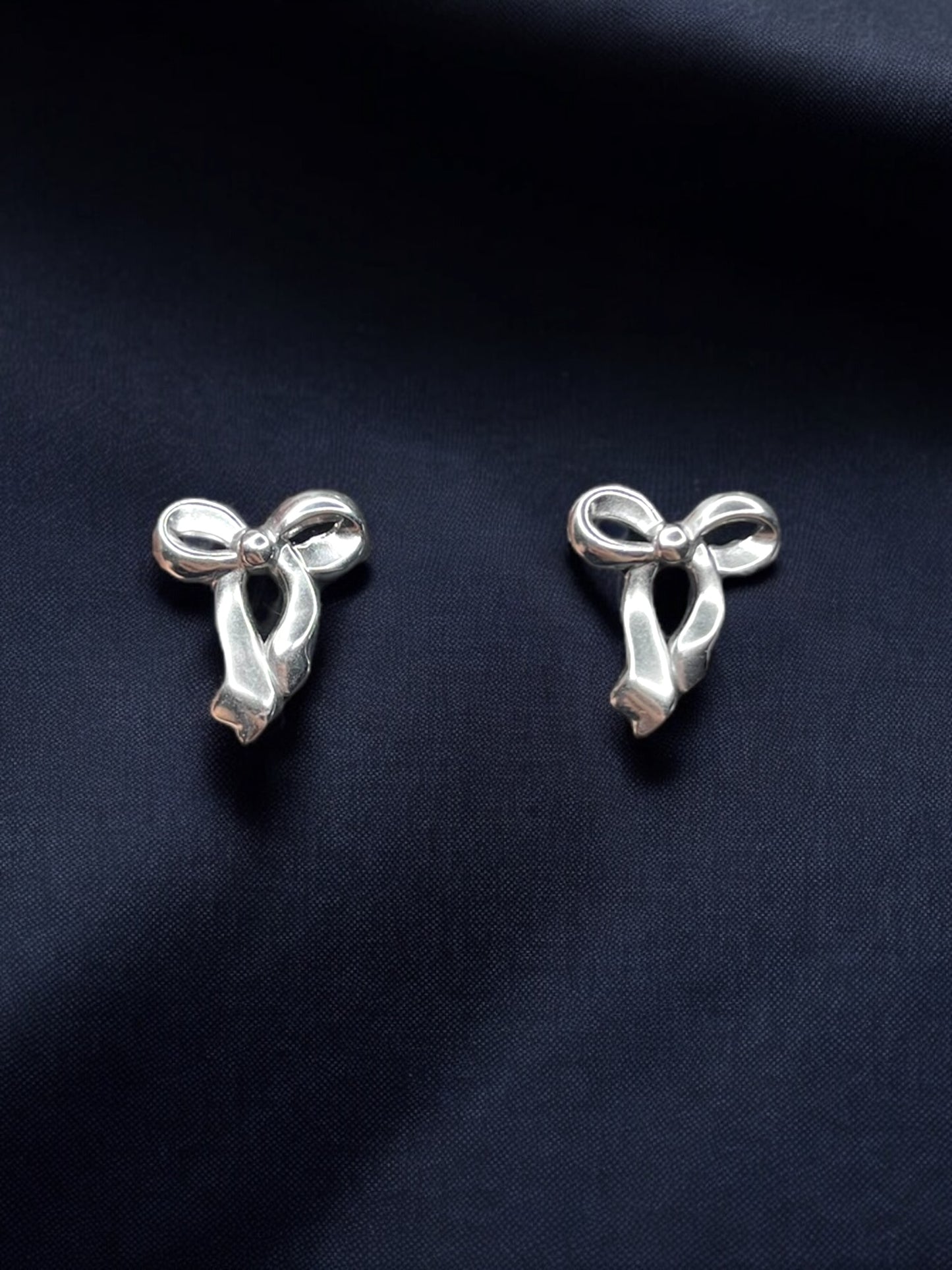 THE LUSTRIA EAR STUDS