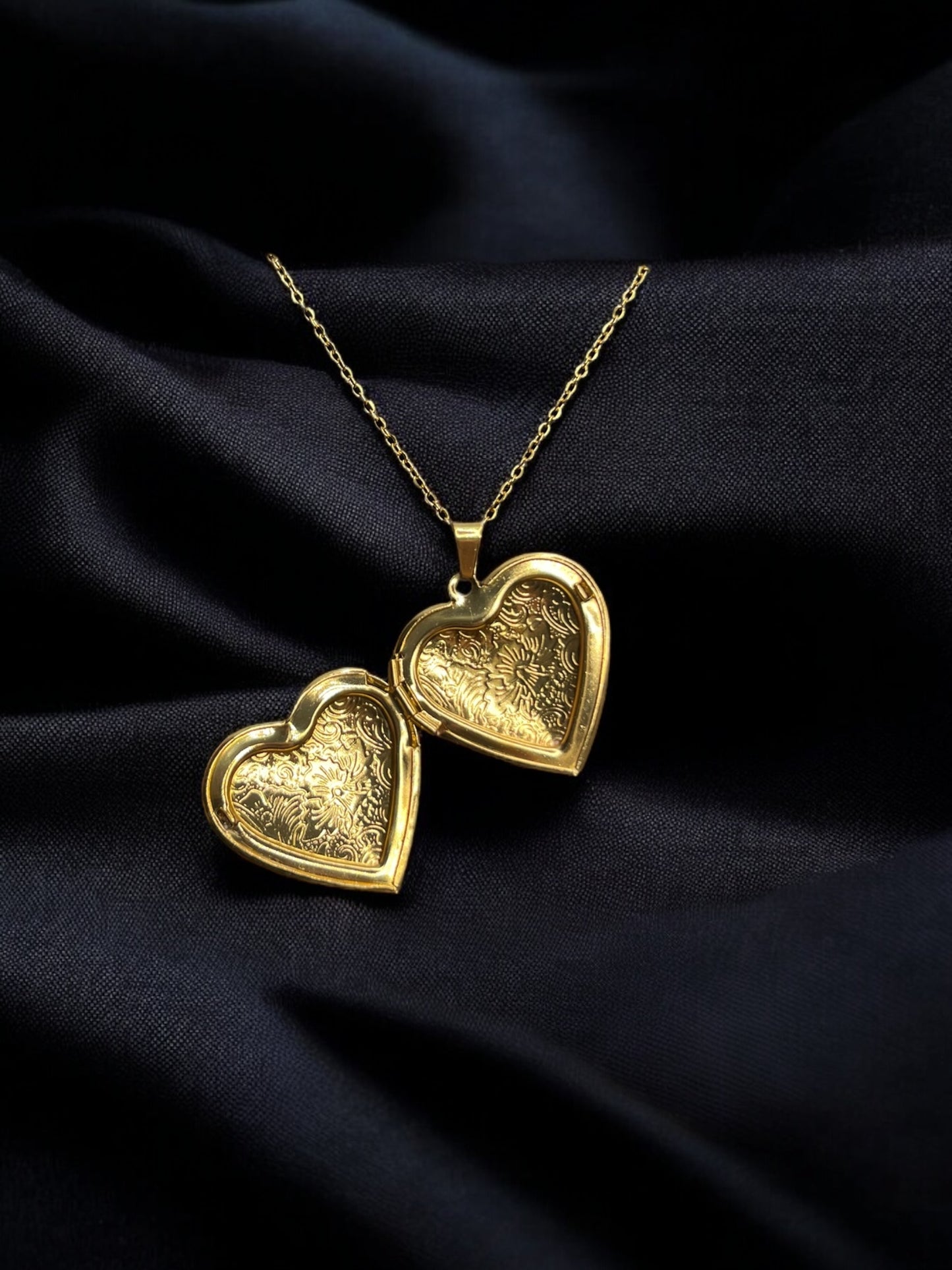 THE NIVELLE LOCKET NECKLACE