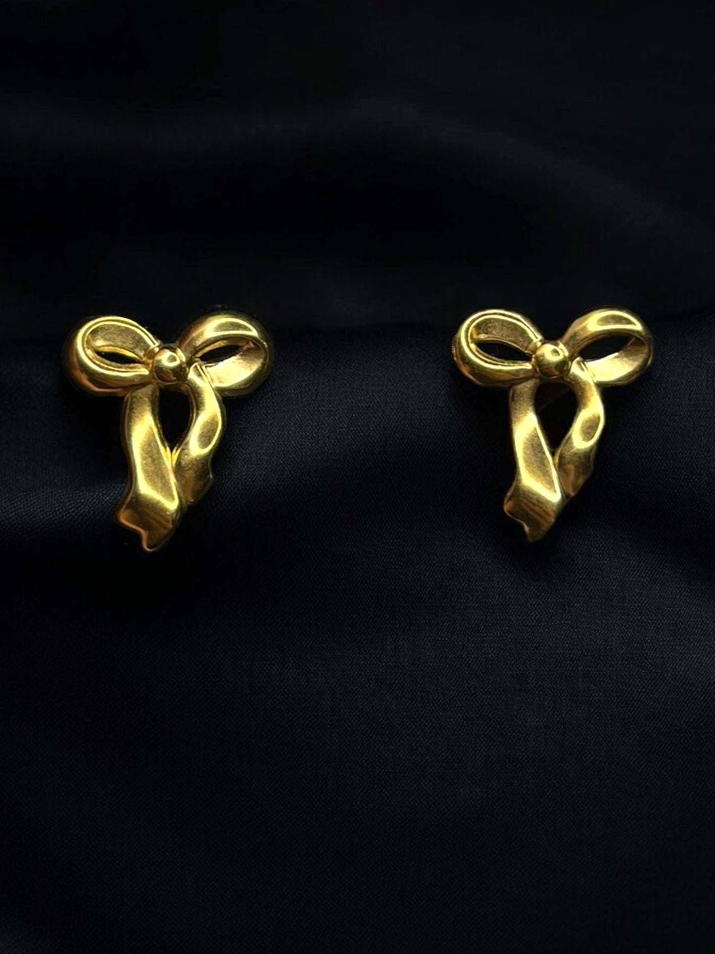 THE LUSTRIA EAR STUDS