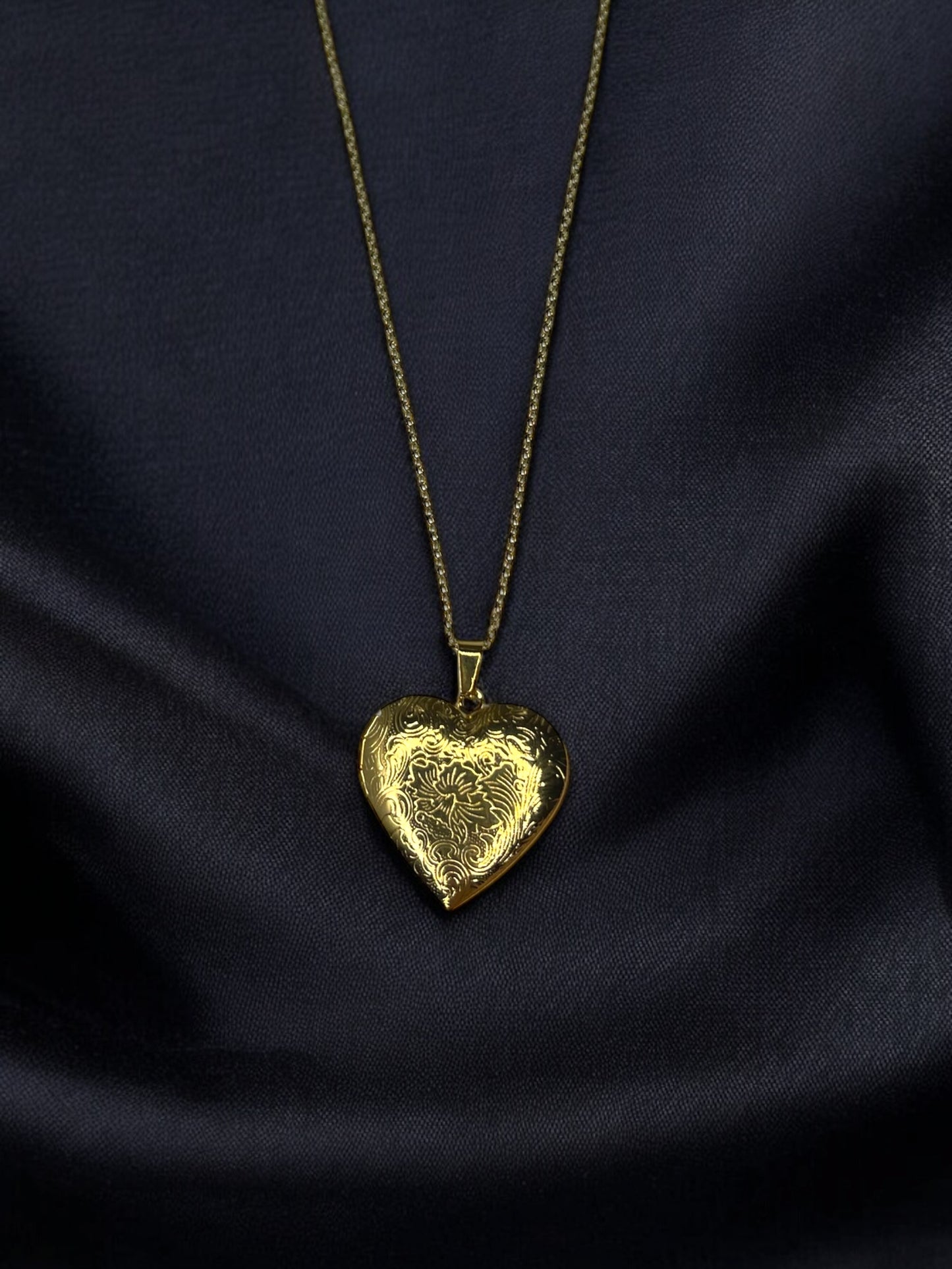 THE NIVELLE LOCKET NECKLACE