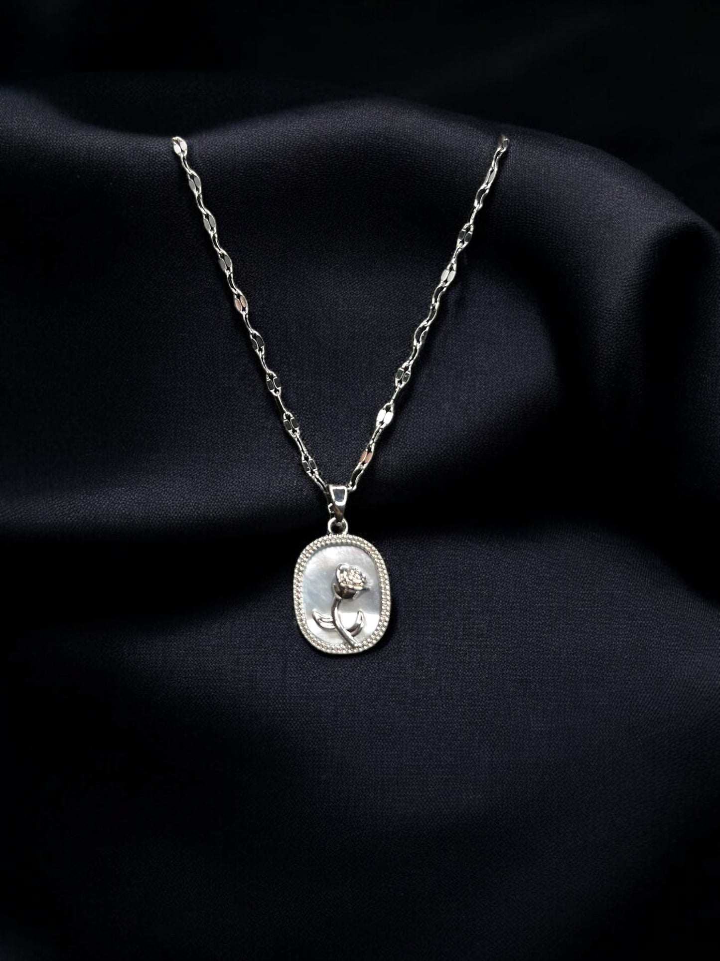 THE FLEURIS NECKLACE