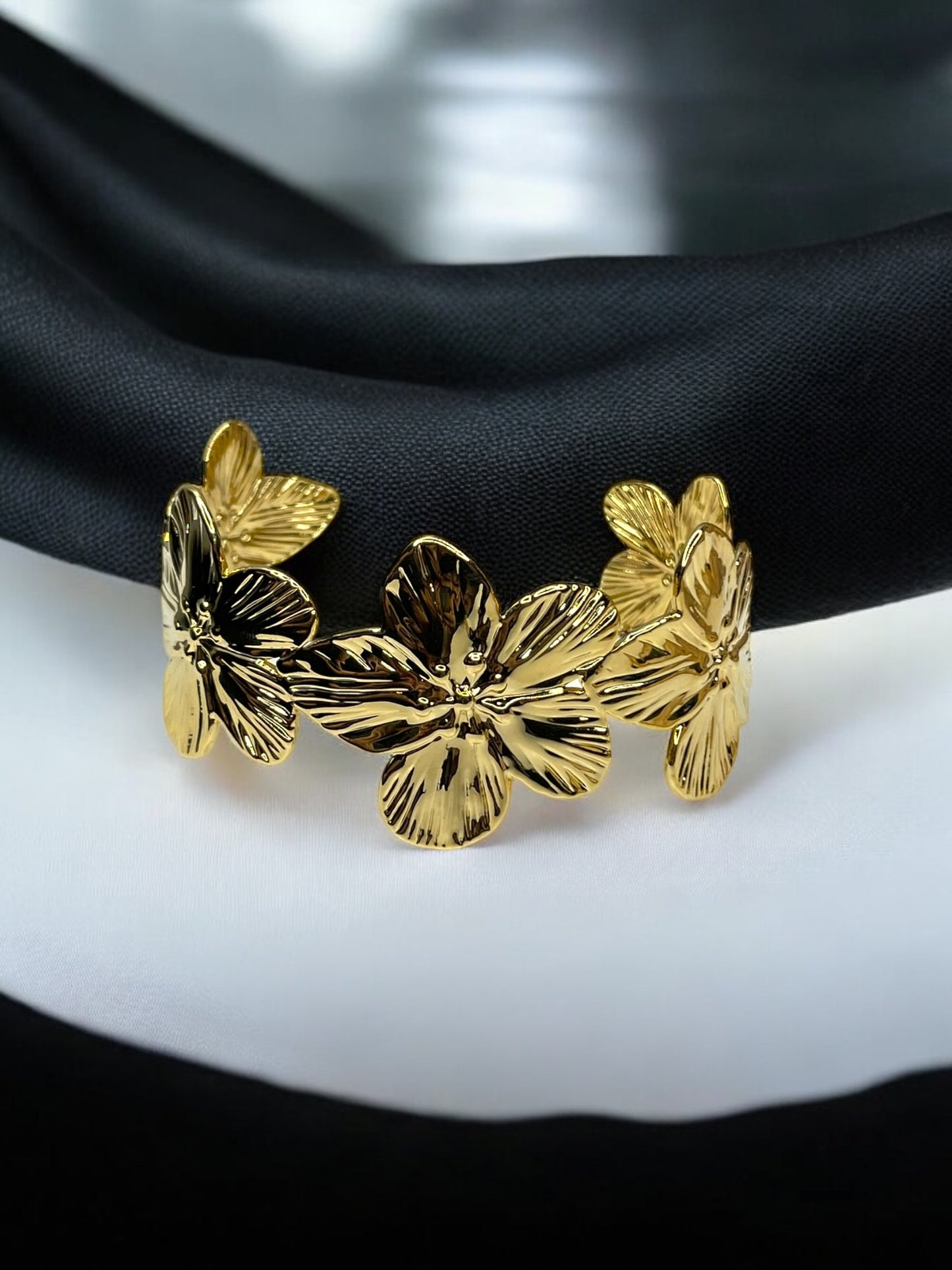 THE GOLDEN BLOOM BANGLE