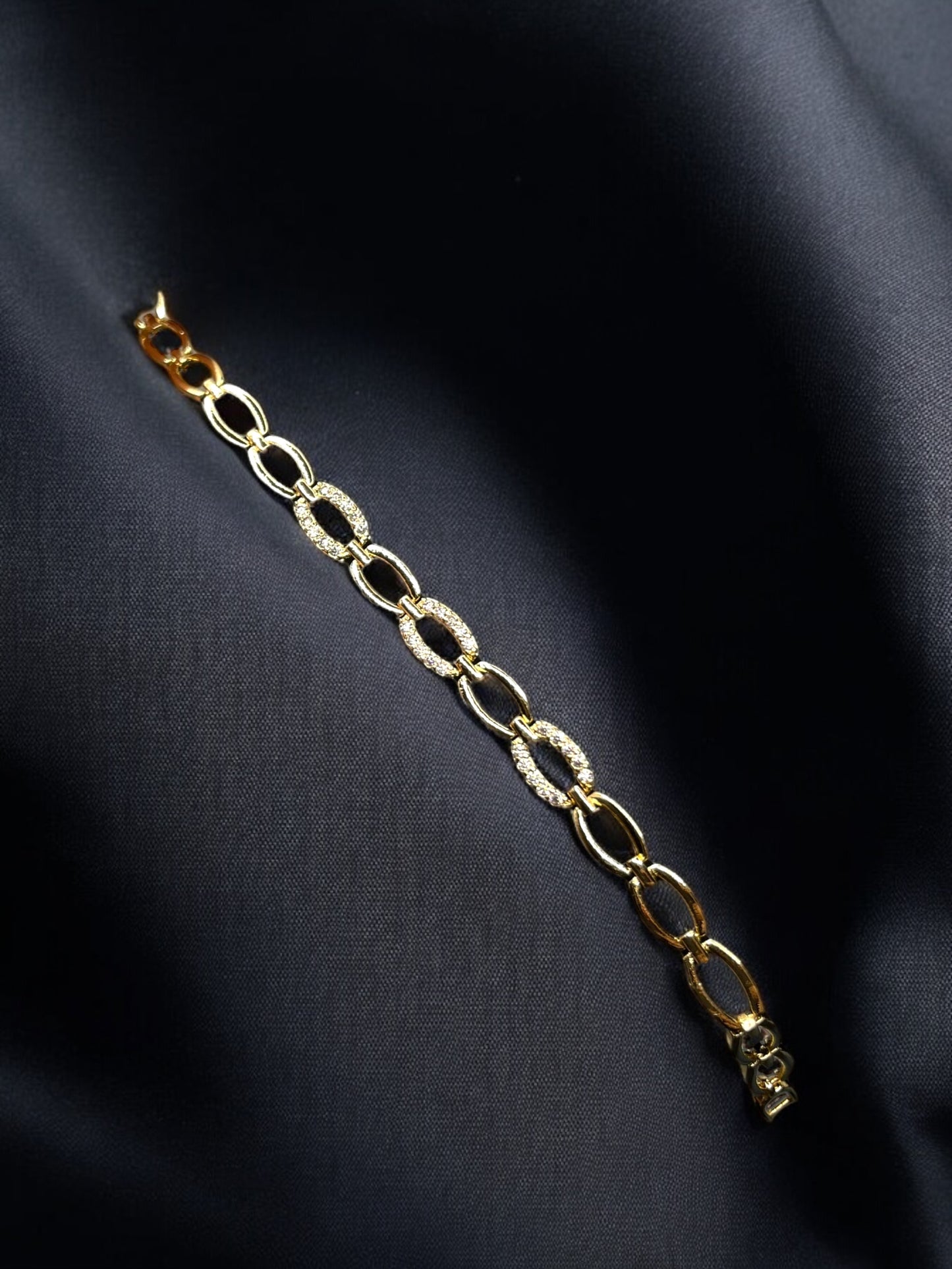 THE GYRA BRACELET