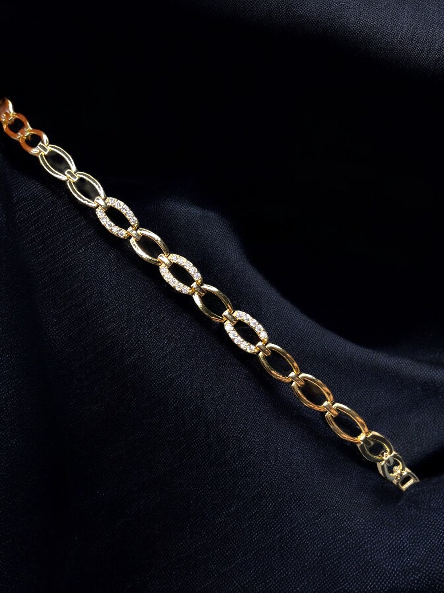 THE GYRA BRACELET